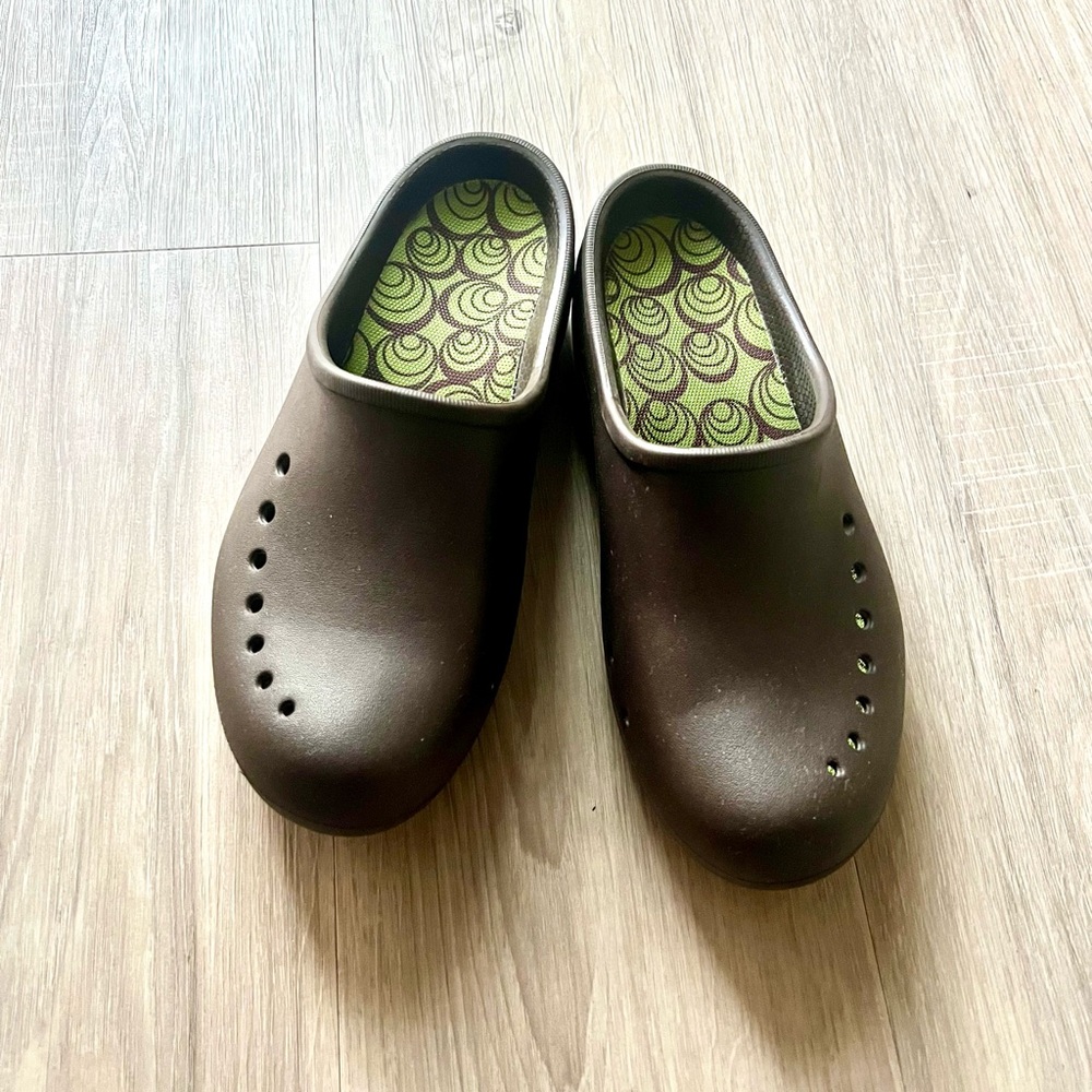 NWOT Crocs Frances Tully Women’s Clogs Size 9M Espresso Parrot Green - Picture 2 of 6